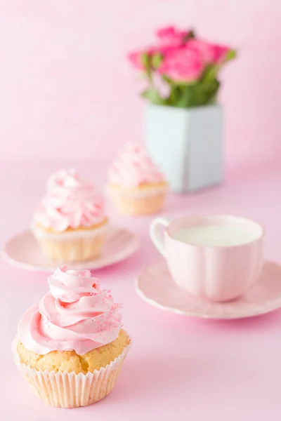 Spanduk vertikal pastel merah muda dengan cupcakes yang dihias, secangkir kopi dengan susu dan karangan mawar merah muda . — Stok Foto