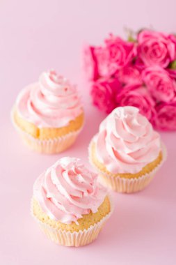 Cupcake pembe krem dekorasyon ve pastel pembe Gül.