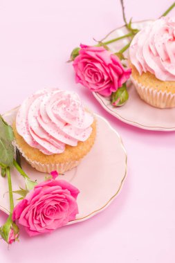 Cupcake pembe krem dekorasyon ve pastel pembe Gül.