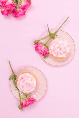 Cupcake pembe krem dekorasyon ve pastel pembe Gül.