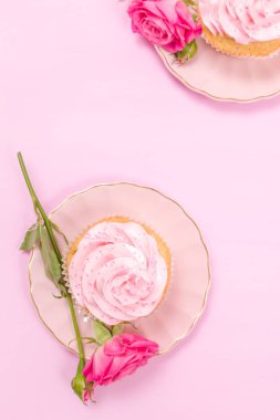 Cupcake pembe krem dekorasyon ve pastel pembe Gül.