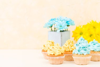 Kekler eski püskü şık vazoda sarı ve mavi krizantem ihale krema ile dekore edilmiştir. Copyscape alan