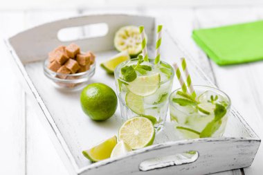 Yaz kokteyl caipirinha limon ve nane Beyaz ahşap antika arka planda yenileme.