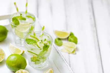 Yaz kokteyl mojito limon ve nane Beyaz ahşap antika arka planda yenileme.