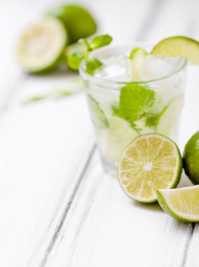 Yaz kokteyl mojito limon ve nane Beyaz ahşap antika arka planda yenileme.