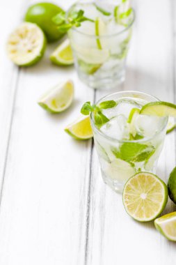 Yaz kokteyl caipirinha limon ve nane Beyaz ahşap antika arka planda yenileme.