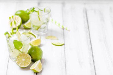 Yaz kokteyl mojito limon ve nane Beyaz ahşap antika arka planda yenileme.