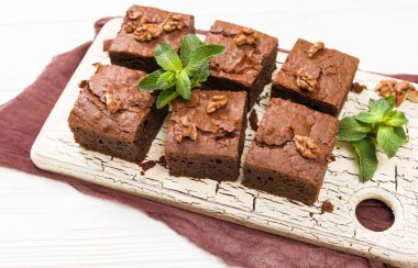 Brownie tatlı çikolata tatlı ceviz ve retro kurulu demek yapraklarda pastel bej renkli arka plan üzerinde kopya alanı ile.