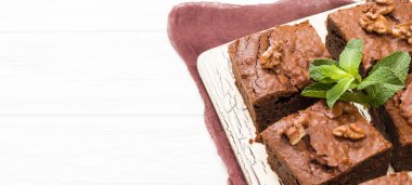 Brownie tatlı çikolata tatlı ceviz ve retro kurulu demek yapraklarda pastel bej renkli arka plan üzerinde kopya alanı ile.