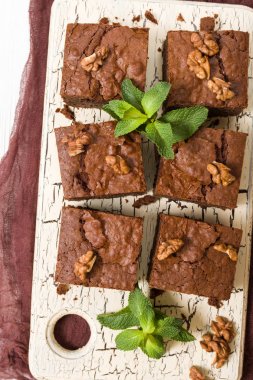 Brownie tatlı çikolata tatlı ceviz ve retro kurulu demek yapraklarda pastel bej renkli arka plan üzerinde kopya alanı ile.