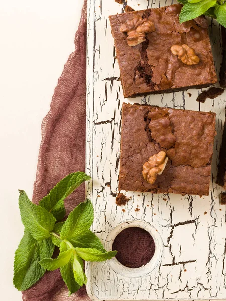 Brownie tatlı çikolata tatlı ceviz ve retro kurulu demek yapraklarda pastel bej renkli arka plan üzerinde kopya alanı ile.