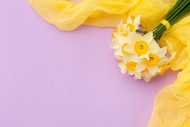 Kopya alanı Menekşe pastel zemin üzerine sarı Tekstil dekorasyon ile nergis buket.