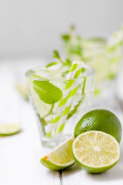 Yaz kokteyl mojito limon ve nane Beyaz ahşap antika arka planda yenileme.