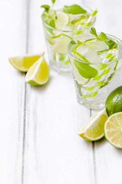 Yaz kokteyl mojito limon ve nane Beyaz ahşap antika arka planda yenileme.