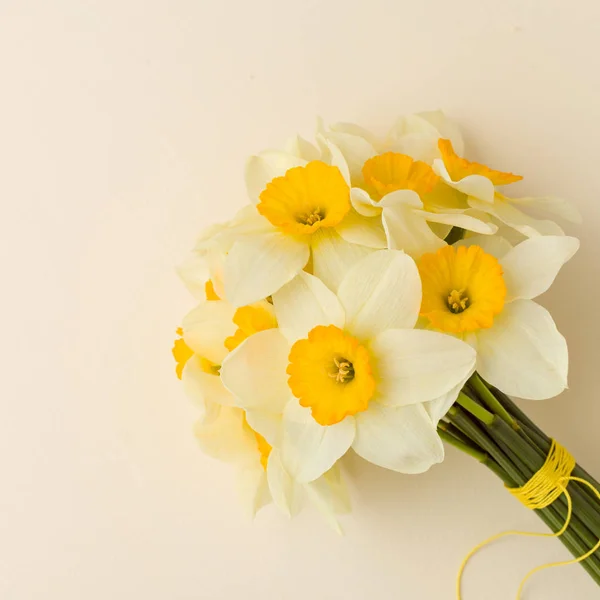 Buquê branco daffodil no fundo pastel amarelo com espaço de cópia . — Fotografia de Stock