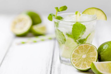 Yaz kokteyl mojito limon ve nane Beyaz ahşap antika arka planda yenileniyor. Taze yaz yeşil yaprakları güzel gözlük narenciye ve güzel kokulu içkiyle buzlu.