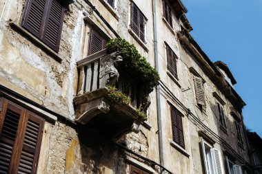 Kişi Rovinj, Hırvatistan için Avrupa eski binaların balkon