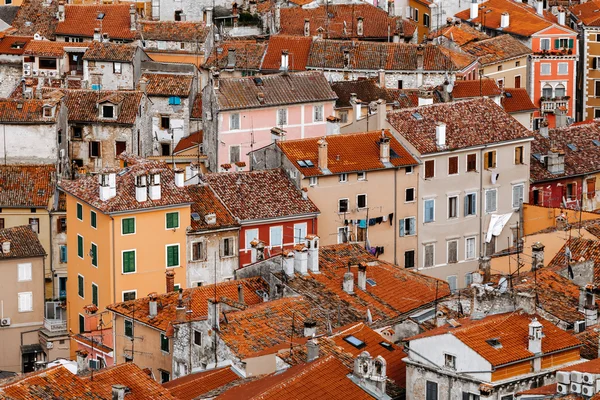 在欧洲城市的红瓦屋顶的石头房子的顶视图 — 图库照片