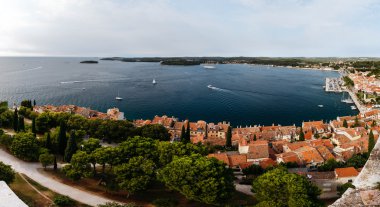 Çan kulesinin eski kasaba Rovinj, Hırvatistan St Euphemia Kilisesi panoramik manzarası