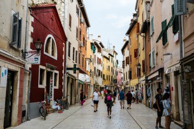 Rovinj, Hırvatistan - Temmuz, 2016 - insanlar Rovinj, Hırvatistan tarihi şehir merkezinde yürüyüş.