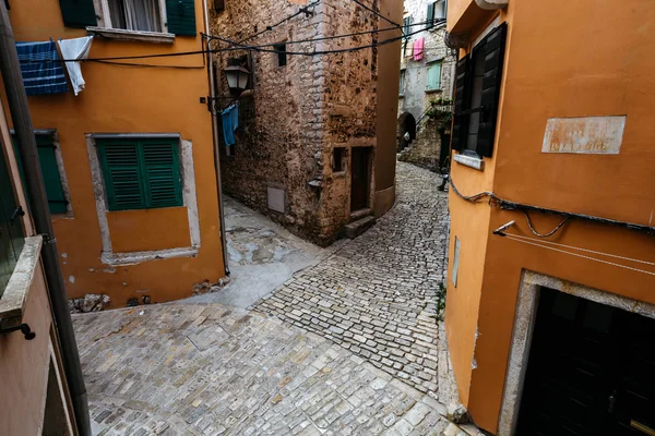 在罗维尼，克罗地亚欧洲城市的历史中心的几条街道的十字路口 — 图库照片
