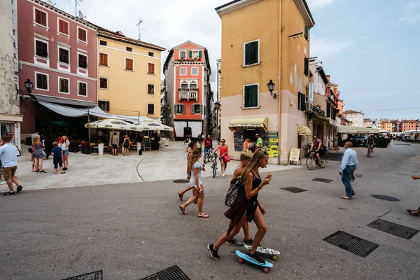 罗维尼，克罗地亚-7 月，2016 年-人们走在中心的历史小镇的罗维尼，克罗地亚 — 图库照片