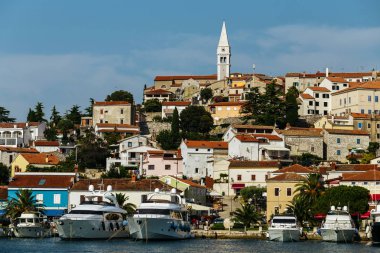 Hırvatistan 'ın Vrsar kentinin tarihi bölümünün görünümü. Kırmızı döşemeli evlerin üstünde St Anthony Kilisesi yükselir
