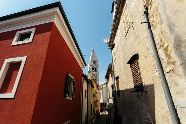 圣安东尼教堂上升之间的房子欧洲城市 Vrsar, 克罗地亚 — 图库照片