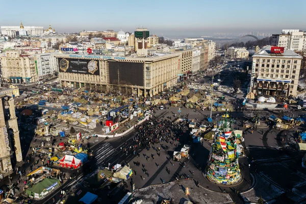 Kijów, Ukraina - luty, 2014 - widok z góry na placu Niepodległości w namiotach podczas Majdan w Kijowie w zimowy dzień — Zdjęcie stockowe