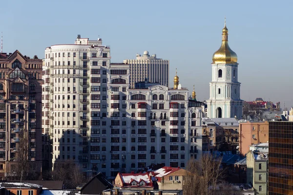 Városi kontrasztok Kijev városának. Modern lakóépületek és harangtorony a St. Sophia székesegyház — Stock Fotó