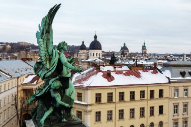 Üç kanatlı heykeller Wojtowicz biri. Heykel müzik genius Lviv Opera ve bale Tiyatrosu şehrin hakim