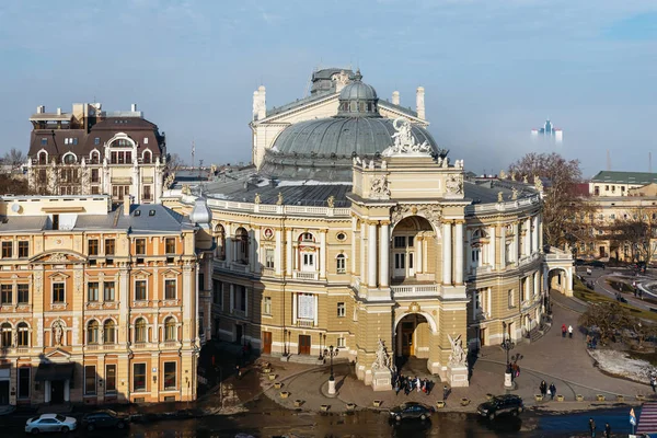 Вид зверху Одеський театр опери і балету театру в центрі міста Одеса, Україна. У місті і морський туман. — стокове фото