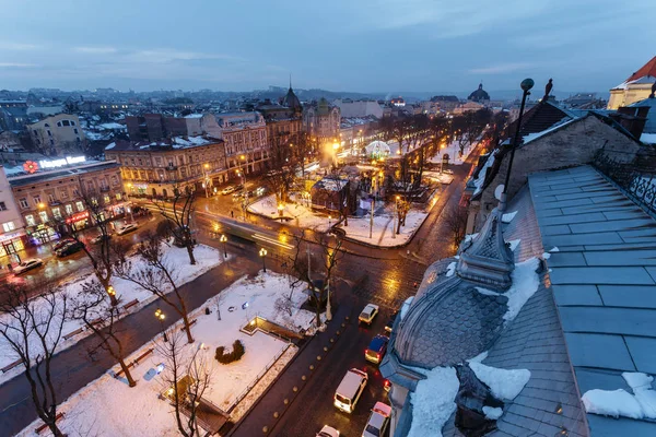 Lviv, Ukraina - ovanifrån februari 2014 - Liberty Square på avenyn på vintern kvällen i Lviv, Ukraina — Stockfoto