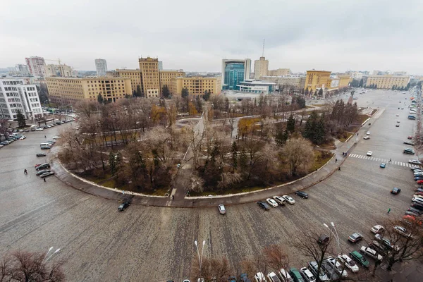 Widok z góry z placu Wolności - centralnym placu w Charkowie, jest piątym co do wielkości obszaru Europy i dziewiąty - na świecie. — Zdjęcie stockowe