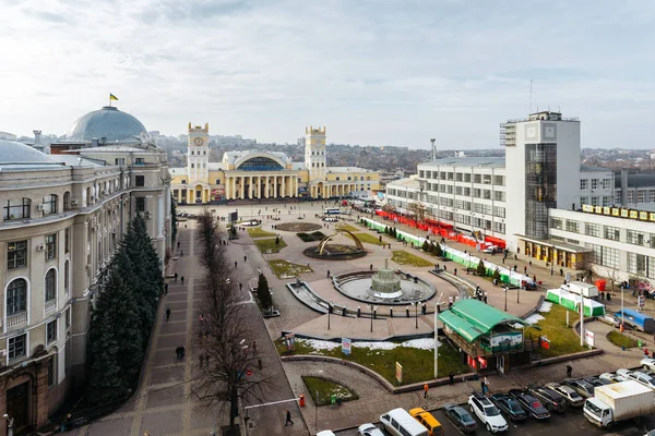 Charków, Ukraina - luty, 2014 - Top widok na placu i South stacja Kharkov-pasażer w Charkowie, Ukraina — Zdjęcie stockowe