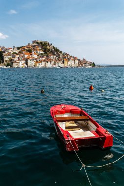 eski evleri ve St Michaels kale Sibenik, Hırvatistan ile tarihi bölümünün görünümünü gün.