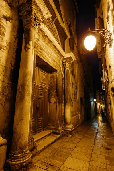 Night narrow European street from the entrance to the relizioznoe building in the historic center of Sibenik, Croatia — Stock Photo, Image