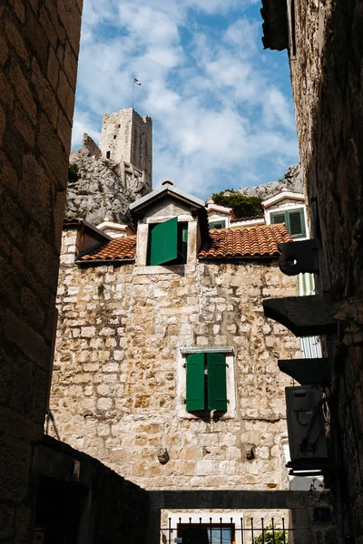 老石建设和在克罗地亚 Omis 镇，拉贝堡 Peovica — 图库照片