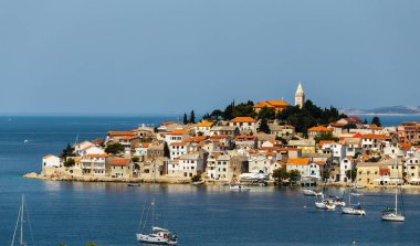 Hırvatistan tipik şehirde şehrin ortasında Kilisesi'nin Kulesi