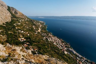Kalenin Stari Grad Omis yakınındaki en iyi panoramik görünümünden Hırvatistan Nemira kasaba üzerinde