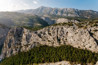 Omis, Hırvatistan yakınındaki güneş ışınlarının cliff eğimi.
