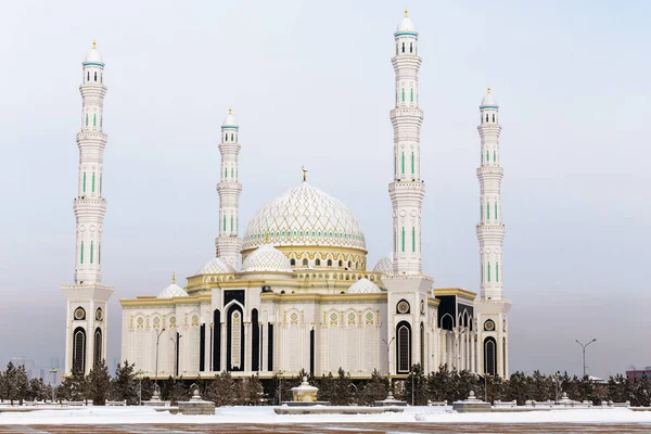 Kazakistan'ın başkenti yeni cami. Astana içinde Hazreti Sultan Camii.