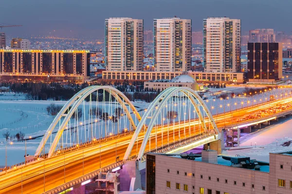 Visa från ovan på M1 bron över floden Isjim på en vinterkväll i Astana, Kazakhstan — Stockfoto