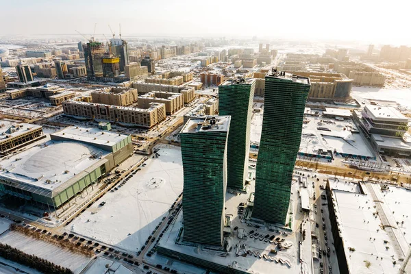 Pohled shora rezidenční komplex polární záře a město v teplém slunci, Astana, Kazachstán. — Stock fotografie