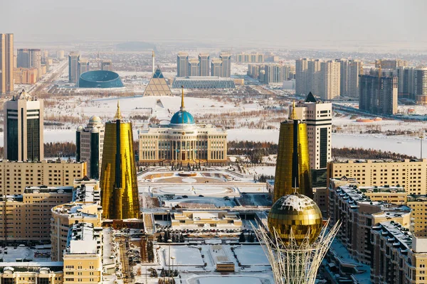 Bovenaanzicht verblijfsrecht Ak Orda, huis van ministeries en Nur-Jol Boulevard met Baiterek Monument in Astana, Kazakhstan — Stockfoto