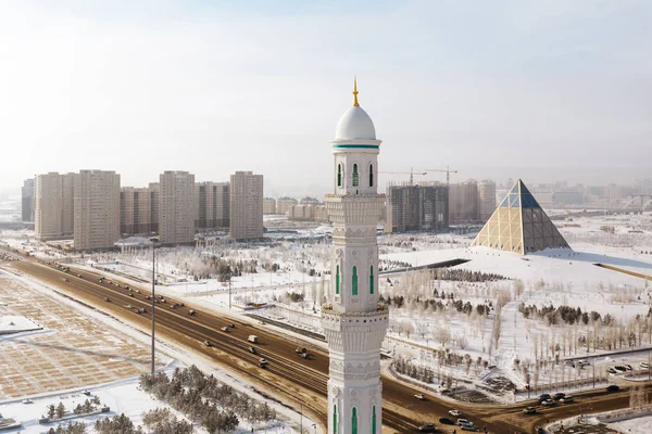 A vista do minarete da mesquita Hazrat Sultan Parque Presidencial e do Palácio da Paz e Reconciliação . — Fotografia de Stock