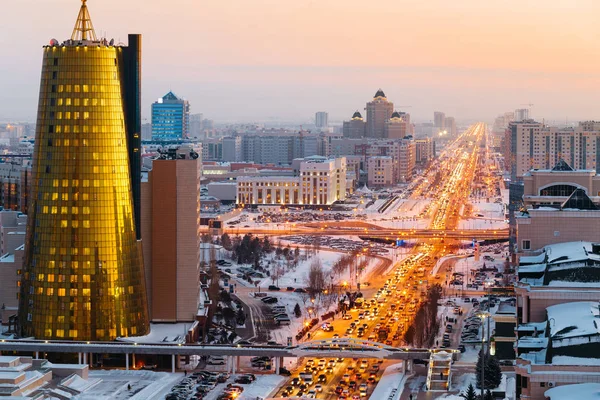 Una vista desde arriba sobre una gran avenida que baja al horizonte, y un rascacielos dorado de minería en Astana, Kazajstán — Foto de Stock