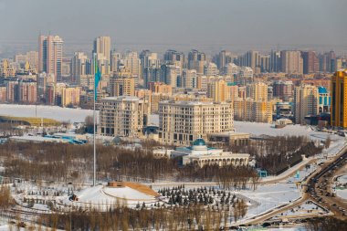 Astana, Kazakistan - Şubat, 2017 - bayrak Cumhuriyeti ve Saltanat Sarayı Sarayy bir bölge olan devlet sembolleri