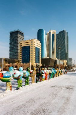 Astana, Kazakistan - ülkeler-katılımcılar Expo-2017 ve iş merkezi simgeleyen Şubat, 2017 - Expo-erkekler,