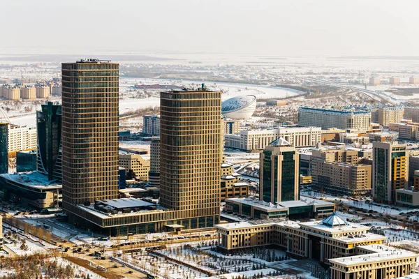 Ministério da Defesa da República do Cazaquistão e duas torres de Talan Towers em um dia ensolarado em Astana, Cazaquistão — Fotografia de Stock